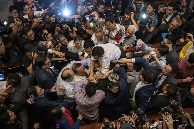 Verekedés tört ki a hongkongi parlamentben