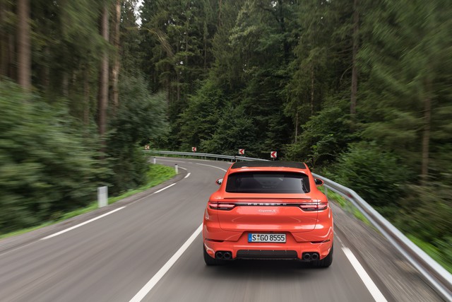 Itt a bizonyíték arra, hogy az emberiség bármire képes - Ez a Porsche leszakítja a fejed!